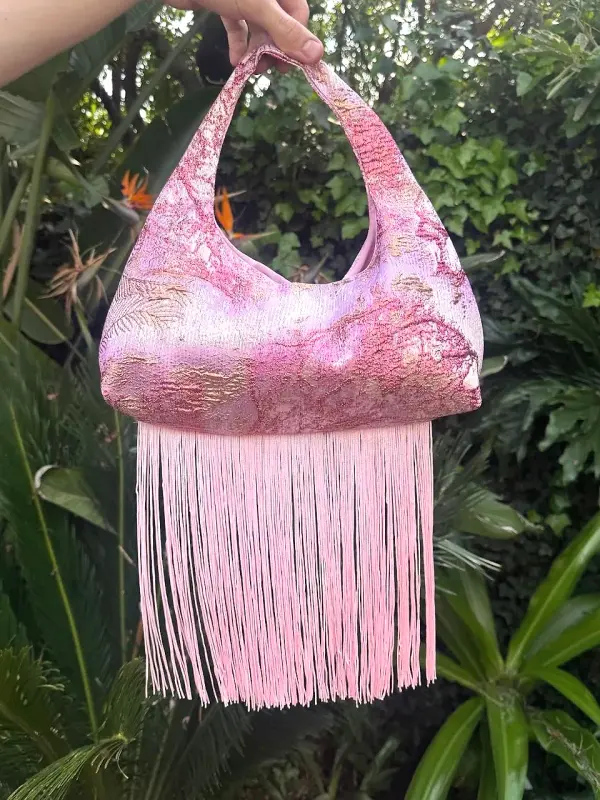 Divine, Rose brocade